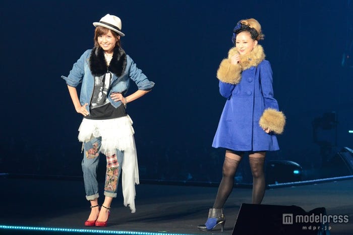自身がプロデュースしたこだわりのアイテムを着用して「第17回 東京ガールズコレクション 2013 AUTUMN/WINTER」に登場したAAAの宇野実彩子と伊藤千晃