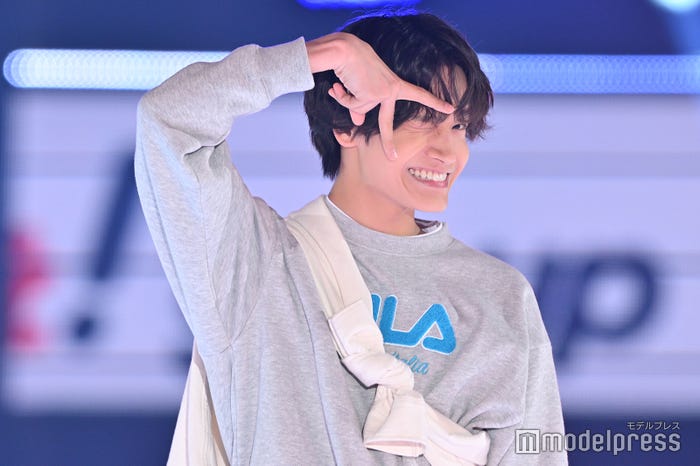 ふざけながらもしっかりと“Aぇポーズ”を決める佐野晶哉(C)モデルプレス