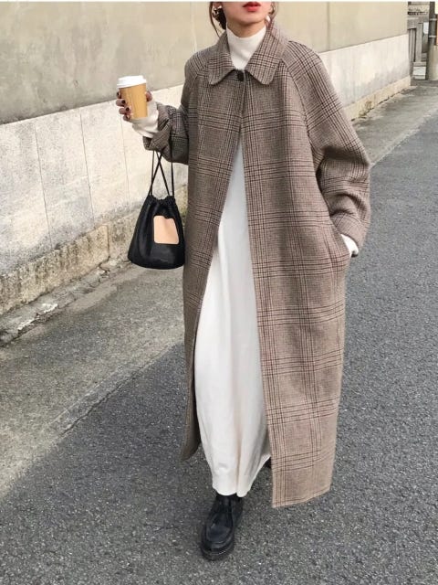 レディース　コーディネート　コーデ　着こなし　トレンド　おしゃれ　お洒落　オシャレ　2022　冬　アウター　着痩せ　痩せ見え　太って見えない　着ぶくれしない　アウターコーデ　ワンピース　白ワンピース　コート　チェックコート　チェック柄コート　チェック柄