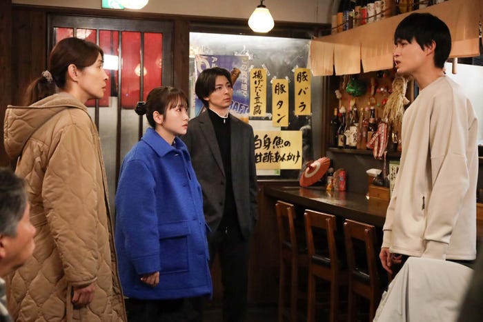 (左から)水野美紀、川栄李奈、高杉真宙、兵頭功海「となりのナースエイド」第6話より(C)日本テレビ