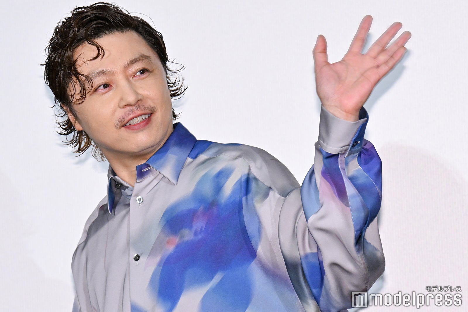 指示通りに笑顔で手を振る堂本剛（C）モデルプレス