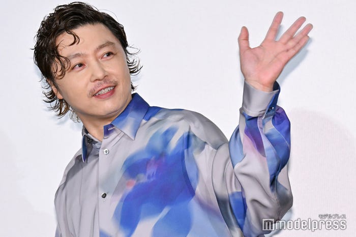 指示通りに笑顔で手を振る堂本剛(C)モデルプレス