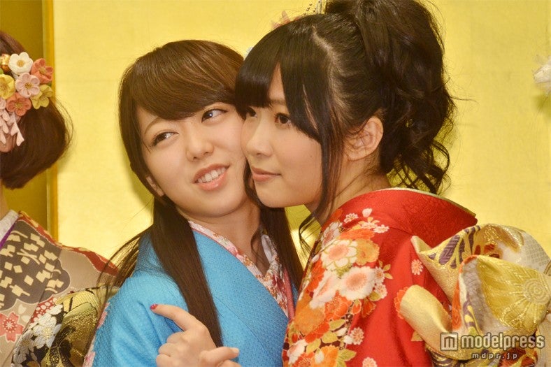 左から：峯岸みなみ、指原莉乃