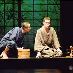 舞台「耳なし芳一」に出演する（左から）、橋本淳、山本裕典／撮影：阿部章仁