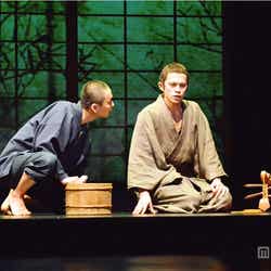 舞台「耳なし芳一」に出演する(左から)、橋本淳、山本裕典/撮影:阿部章仁