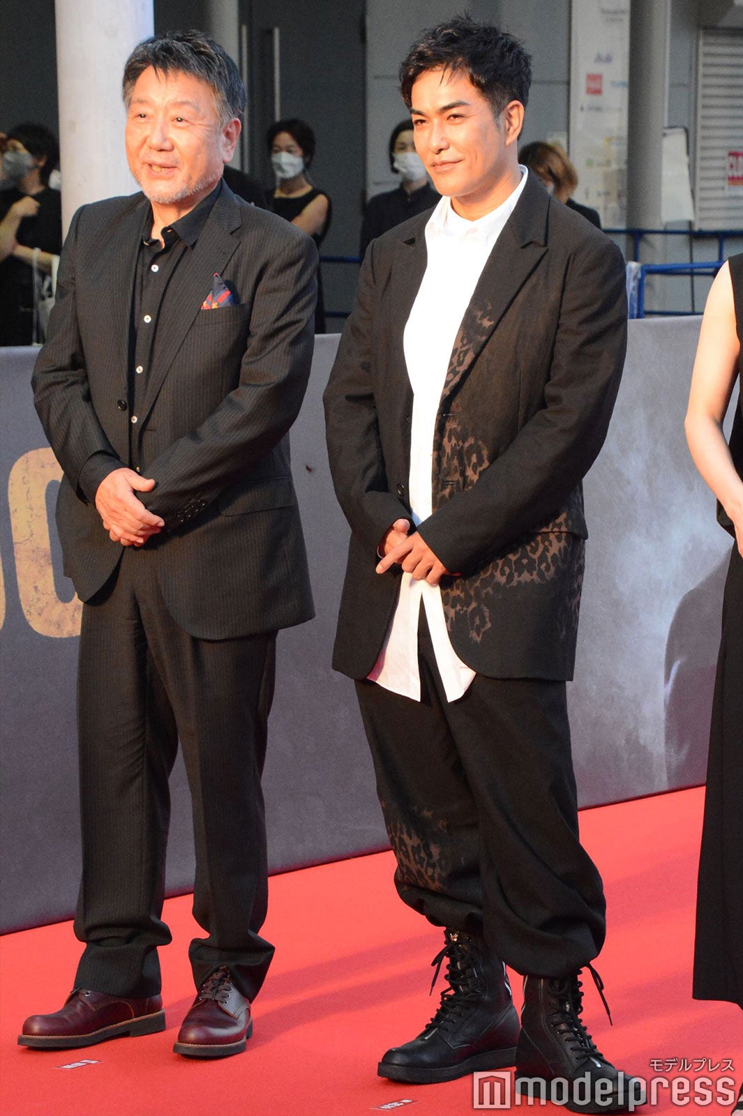 （左から）原田眞人監督、北村一輝 （C）モデルプレス