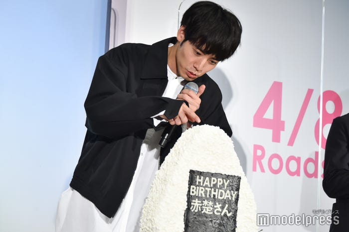 “おにぎりケーキ”に驚く赤楚衛二(C)モデルプレス