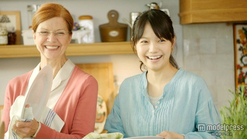 宮崎あおい（右）／キッチン用洗剤「Frosch」新CMより