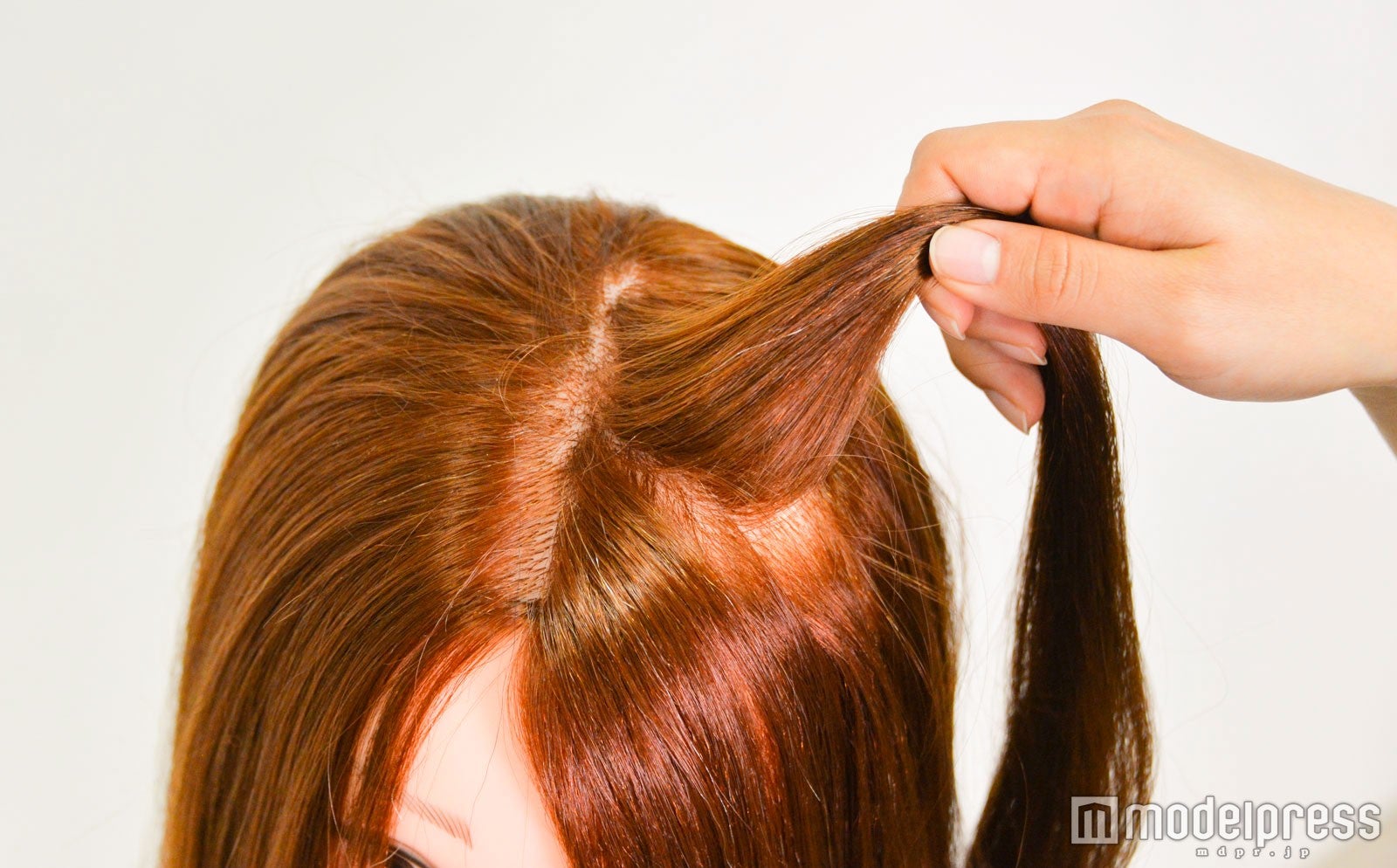 10円玉程度の束にする（C）モデルプレス