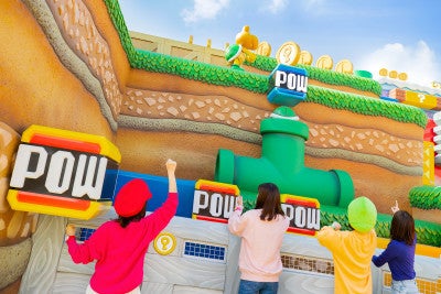 キーをGETできるキーチャレンジ「ねらえ!ノコノコ・POWブロックパンチ」。ブロックをパンチし甲羅をうまく上へ飛ばして土管の上のノコノコをひっくり返しましょう(画像提供:ユニバーサル・スタジオ・ジャパン)