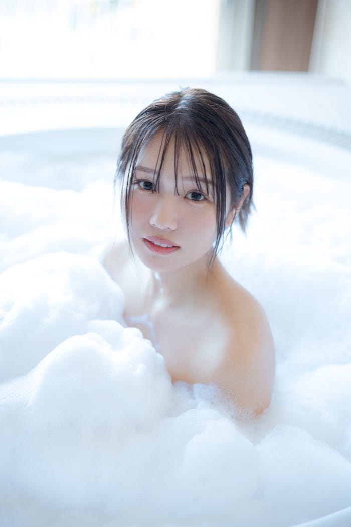 森元流那 写真集「#るなになる」より/撮影:鈴木ゴータ