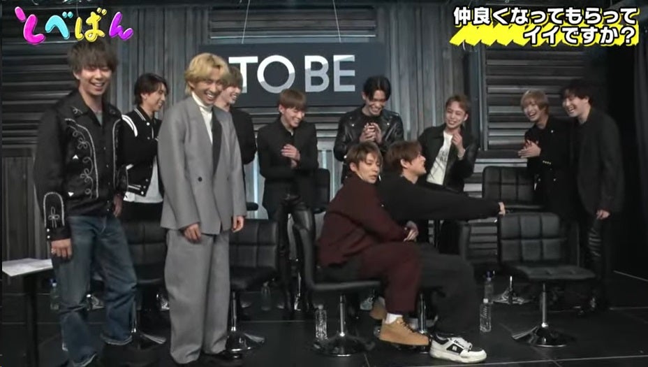 岸優太＆平野紫耀のバイク2人乗りの実演（C）TOBE Co., Ltd.