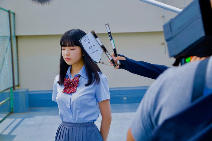 田中芽衣「こんな未来は聞いてない!!」撮影現場メイキングカット(提供写真)