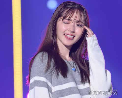 鈴木愛理、舌ペロ&ウインクで悩殺 ニットミニワンピから美脚披露<TGC 2022 A/W>