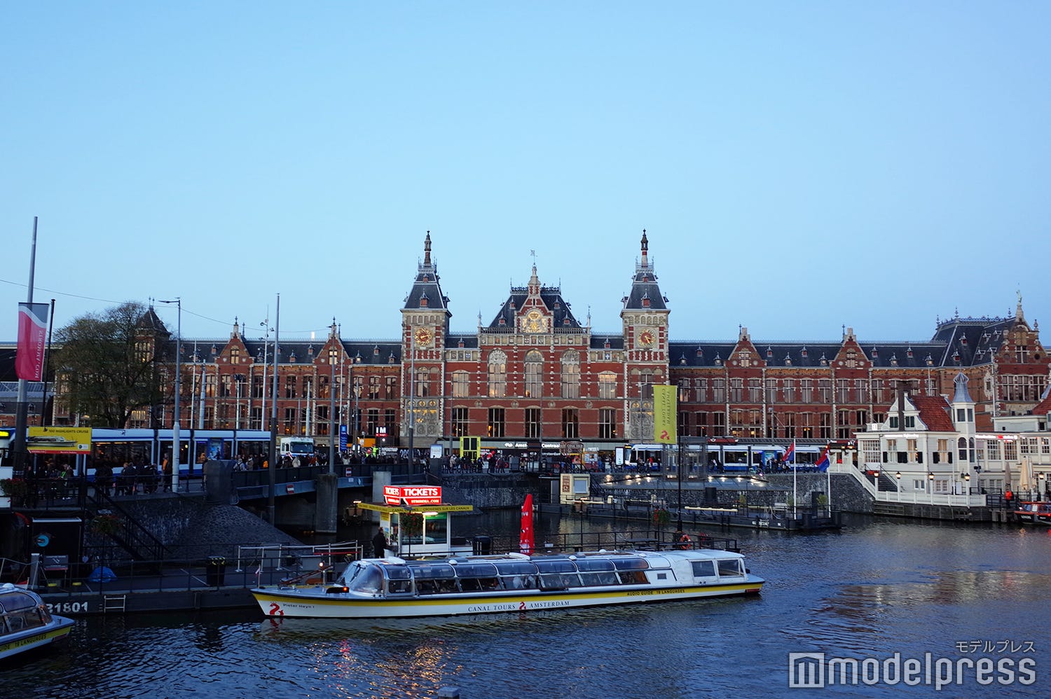 本棚や車に泊まれちゃう!一人旅にもおすすめなオランダの個性派ホテルをご紹介