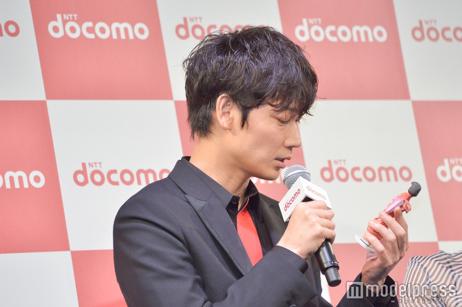 綾野剛、ミニブルゾンを観察して（C）モデルプレス