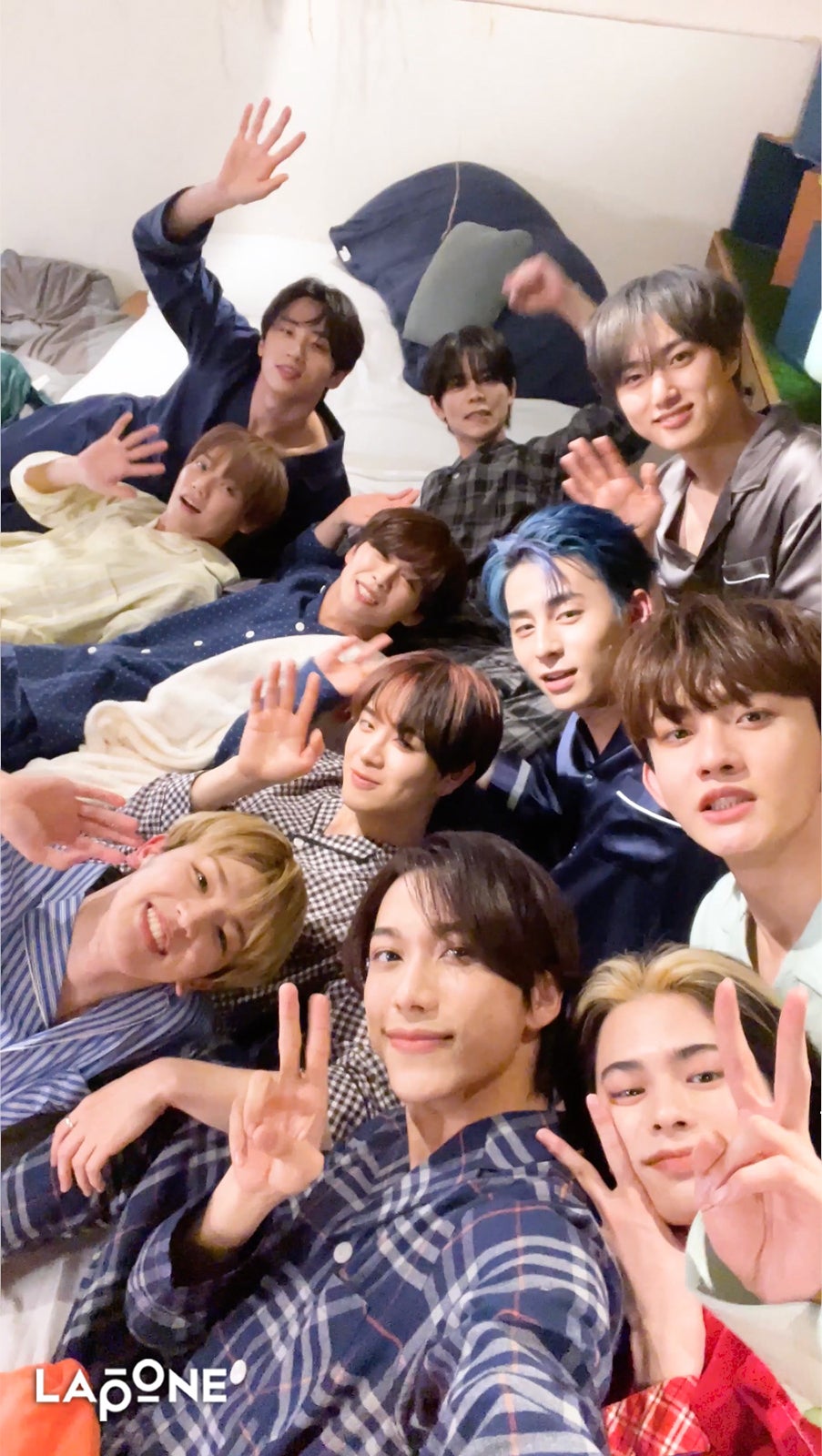 INI、幻の楽曲「AMAZE ME」パジャマセルカで撮影 “公約”実現で叶う