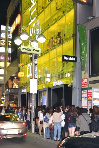 プレオープニングパーティーの開場を待つ一般客