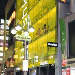 プレオープニングパーティーの開場を待つ一般客