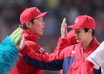 快勝の広島 新井監督が小園、坂倉の勝負強さを褒め称える「彼らの前に得点圏という作戦」約1カ月ぶりの連勝