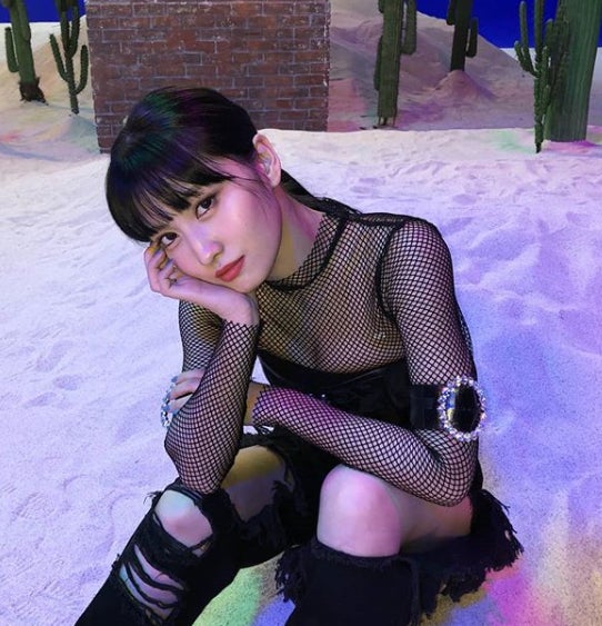 TWICEモモ、谷間チラリSEXYショットに絶賛の声続出