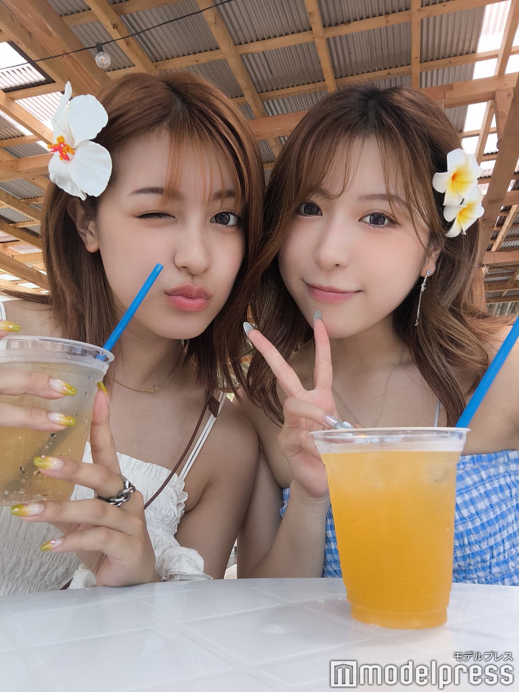 nubia Flip2で自撮りをするMIKAさんとAREiさん(C)モデルプレス