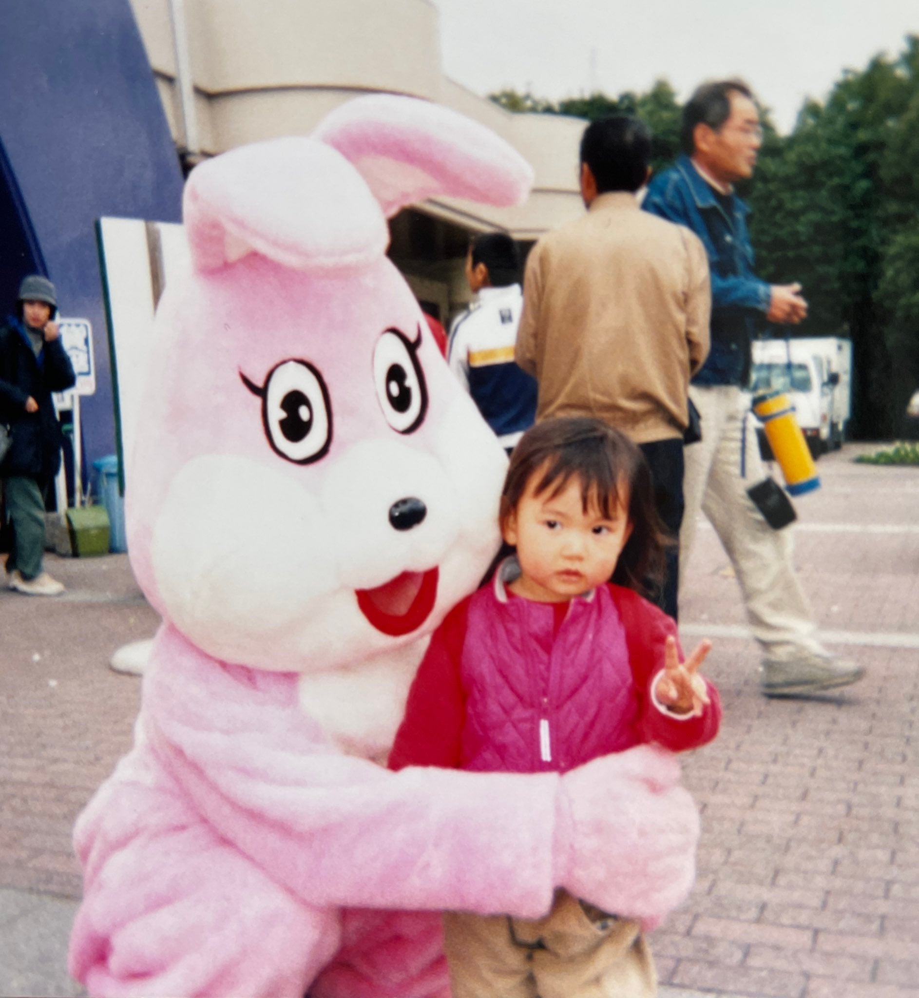 宮脇咲良、“怯えてる”幼少期ショットに「天使」「すでに美少女」と反響殺到