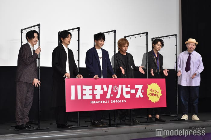 (左から)牧島輝、久保田悠来、山下健二郎、松岡充、藤田玲、鈴木おさむ監督(C)モデルプレス