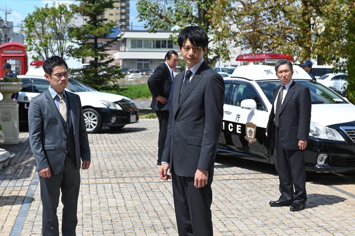 伊藤淳史、向井理、梶原善「ダブルチート 偽りの警官 Season1」最終話より(C)テレビ東京 WOWOW