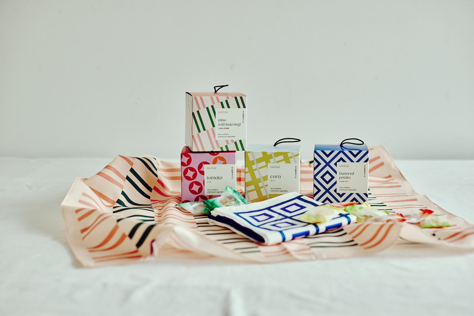 京のやさいあられ（各味）900円、JIDAIGEKI風呂敷（各柄）2,090円／提供画像