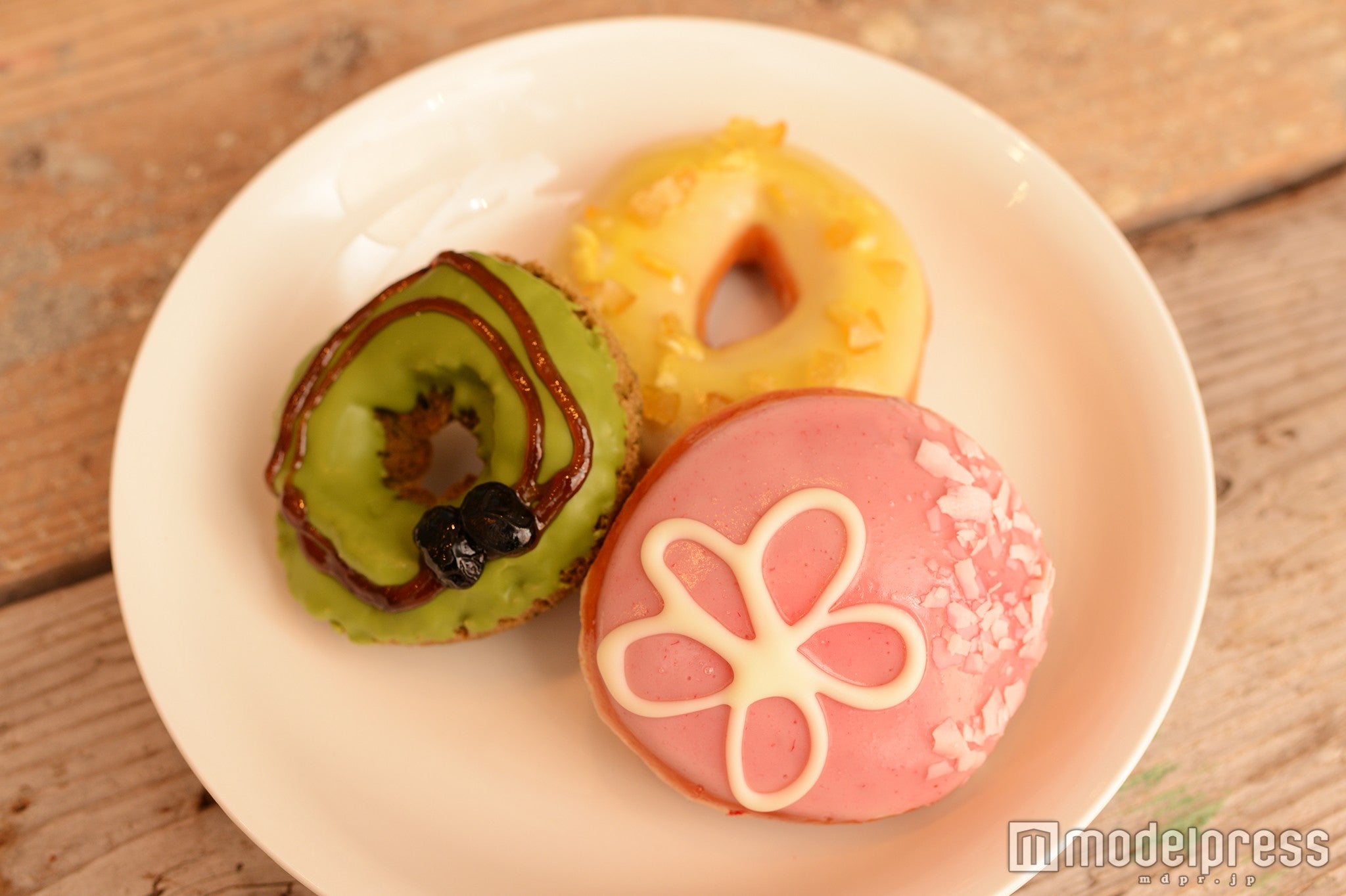 春の色合いがキレイなドーナツに（C）モデルプレス
