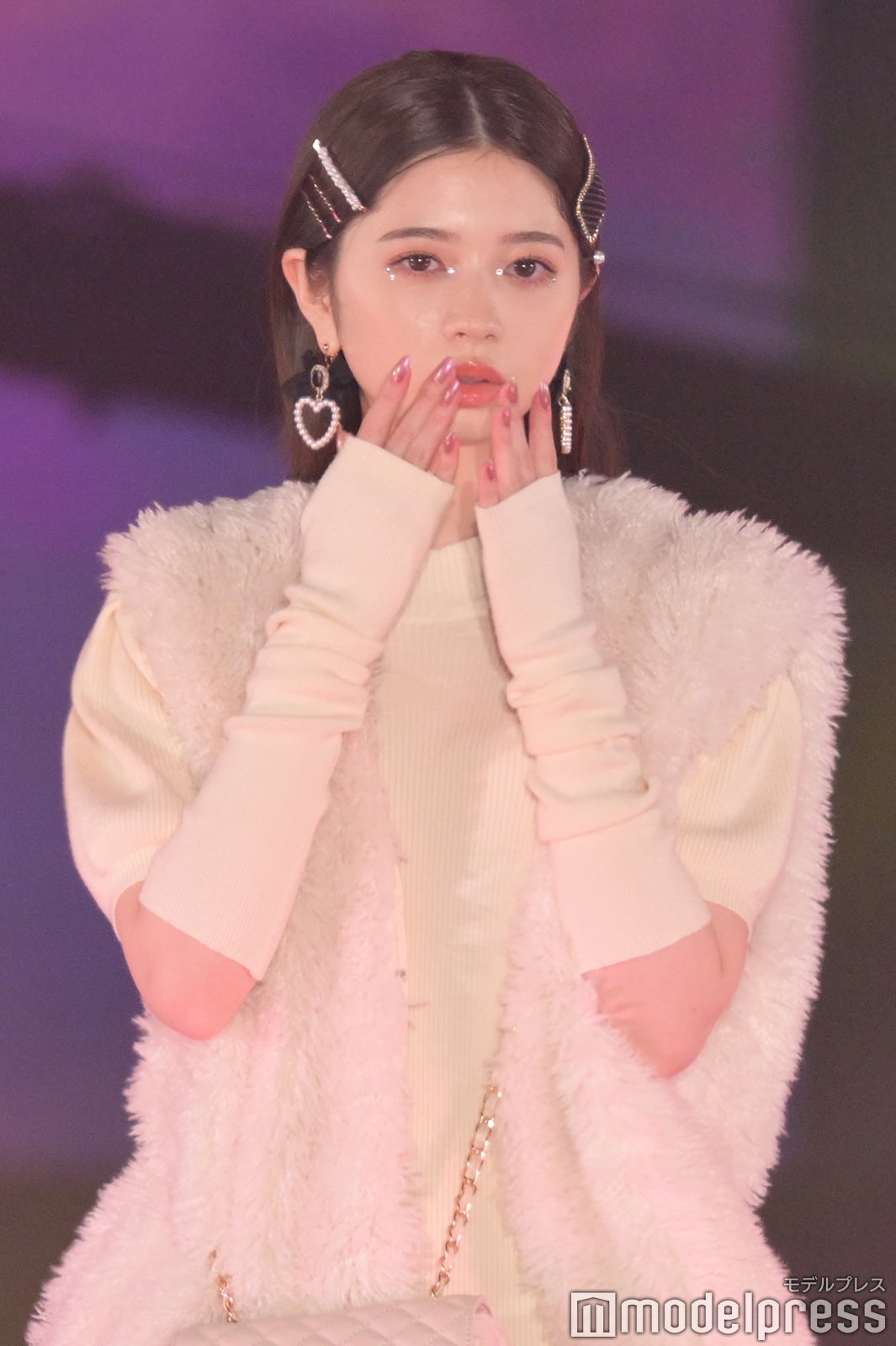 桜田ひより、抜群スタイル際立つ全身ホワイトコーデ 投げキスも