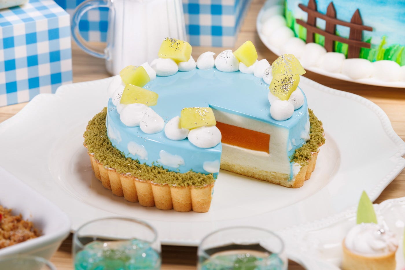 ヒルトン東京ベイで“北海道の贈り物”スイーツビュッフェ 牛柄ロールや青空タルト、シマエナガムース等35種