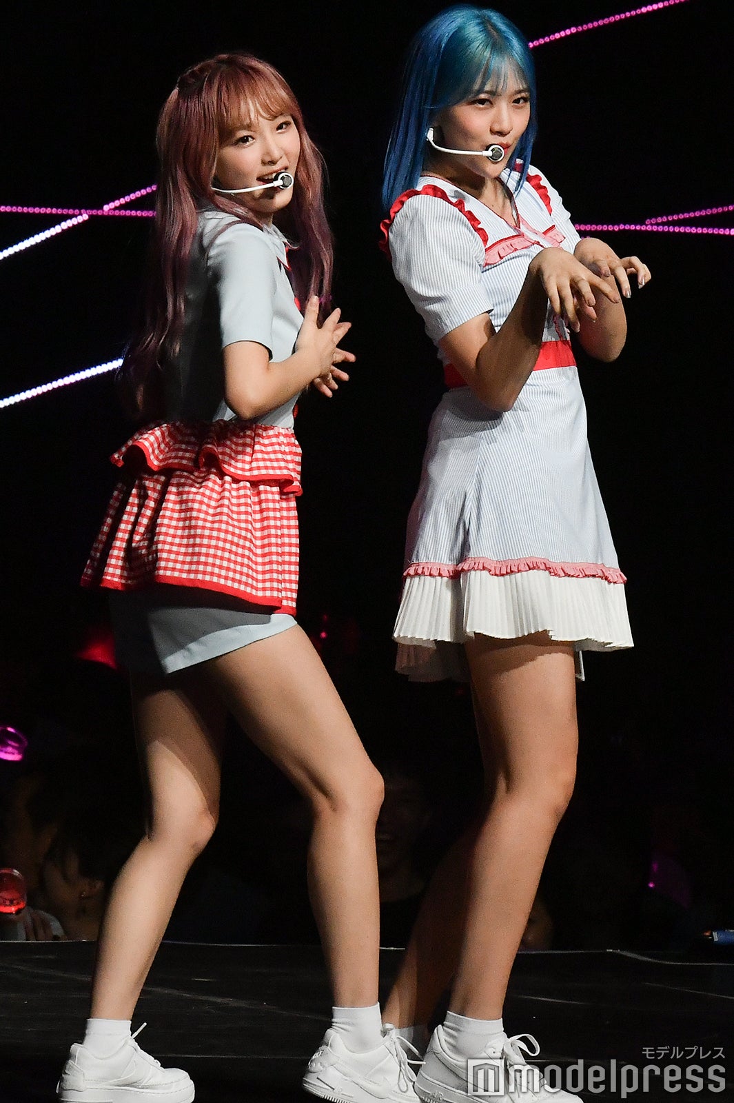 「Vampire」の振りを踊るチェ・イェナ、アン・ユジン（C）モデルプレス