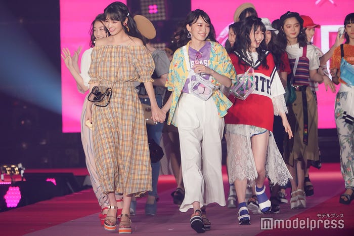 飯豊まりえら「Seventeen」モデル(C)モデルプレス