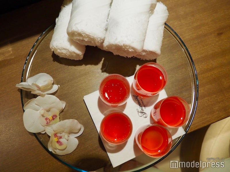 スパの施術前に用意されるウェルカムドリンク（C）モデルプレス