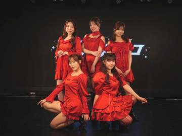 平均年齢28歳の新人5人組アイドル・アタシノトリコ 「ラストチャンス」を賭けてデビュー