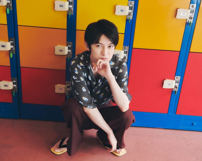 『本郷奏多カレンダー2023』楽天ブックス特典ポストカード(C)SDP