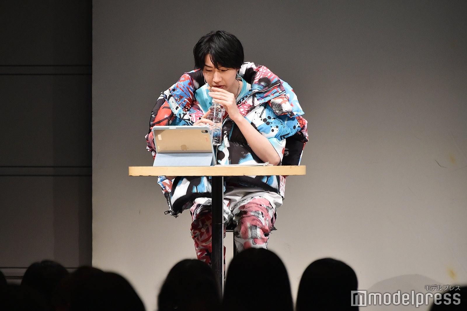 水を飲む桜田通（C）モデルプレス