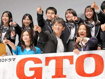 あれっ？！【GTO】反町“鬼塚”の黒Tシャツ まさかの英文メッセージにツッコミ殺到 毒親のTシャツにも皮肉な英単語