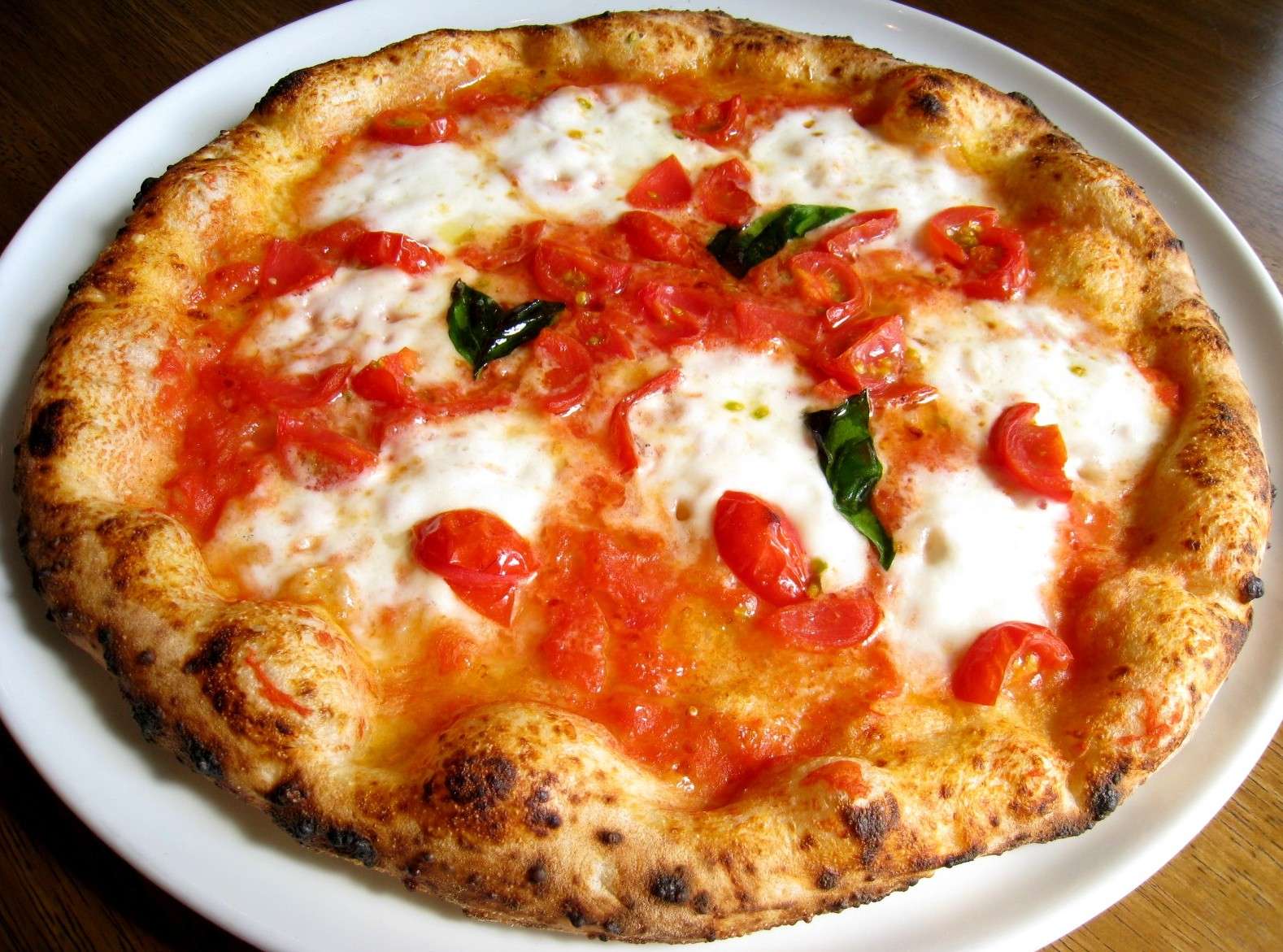 「ナポリピッツァサミット2017」開幕、焼き立てピッツアを熱々で頬張るフードフェス