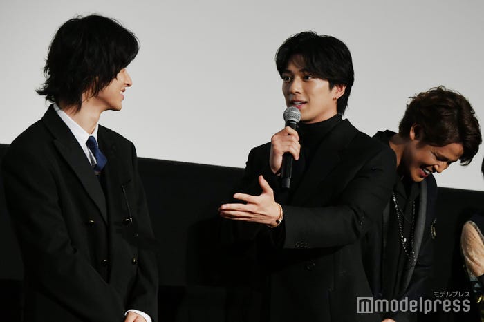 新田真剣佑「どれだけお互いが好きかテレビで特集が組まれたくらいなんです」 (C)モデルプレス