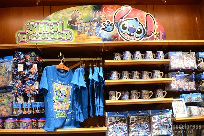 スティッチのグッズが並ぶ店内
