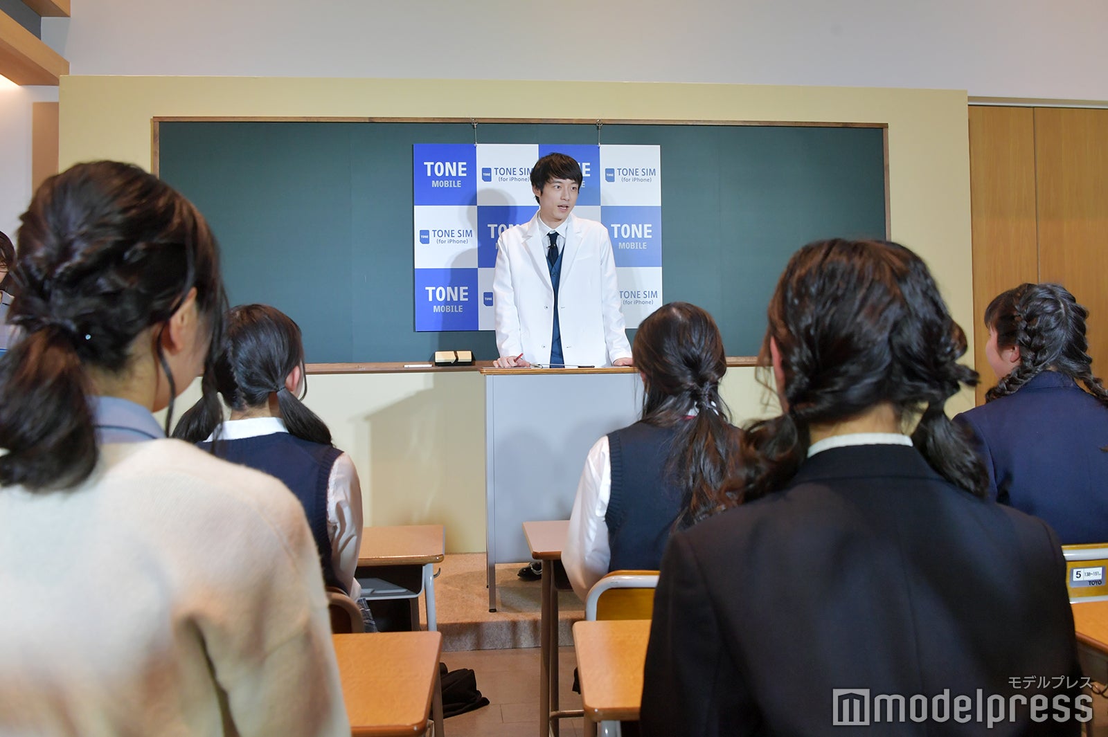 女子高生を前に授業する坂口健太郎（C）モデルプレス