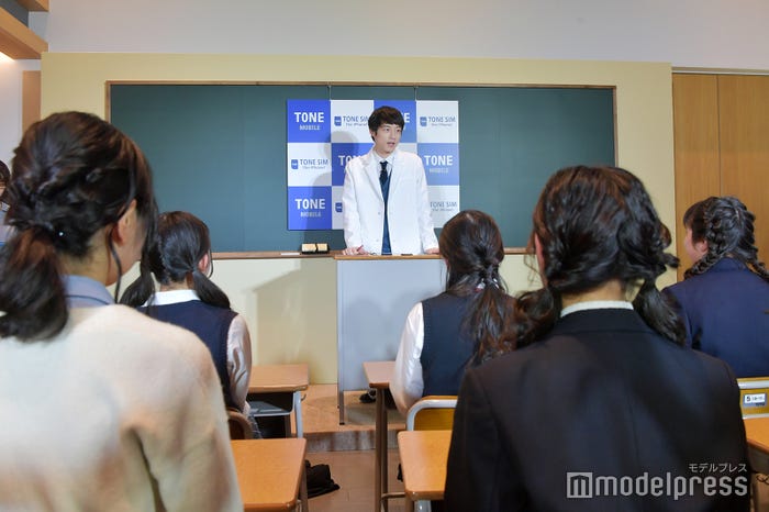 女子高生を前に授業する坂口健太郎(C)モデルプレス