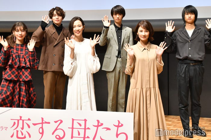 (前列左から)仲里依紗、木村佳乃、吉田羊(後列左から)宮世琉弥、藤原大祐、奥平大兼 (C)モデルプレス