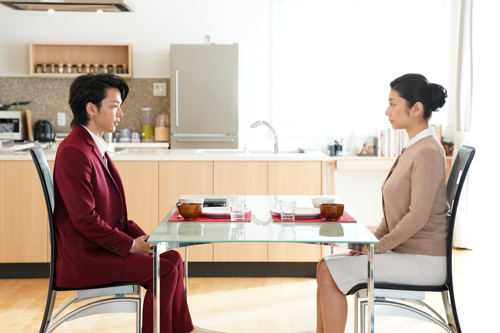 中村倫也、小池栄子／「美食探偵 明智五郎」第1話より（C）日本テレビ