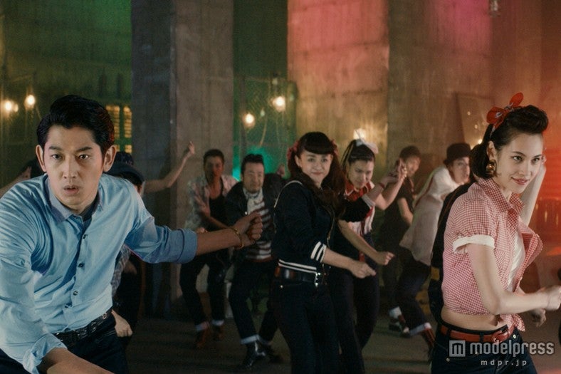 （左から）水原希子、瑛太