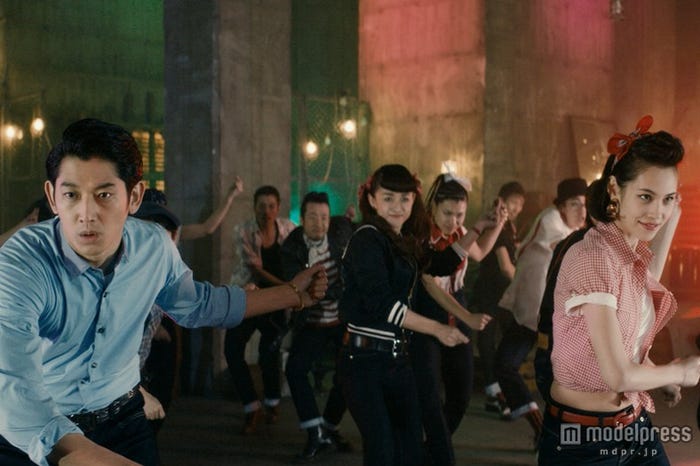 (左から)水原希子、瑛太