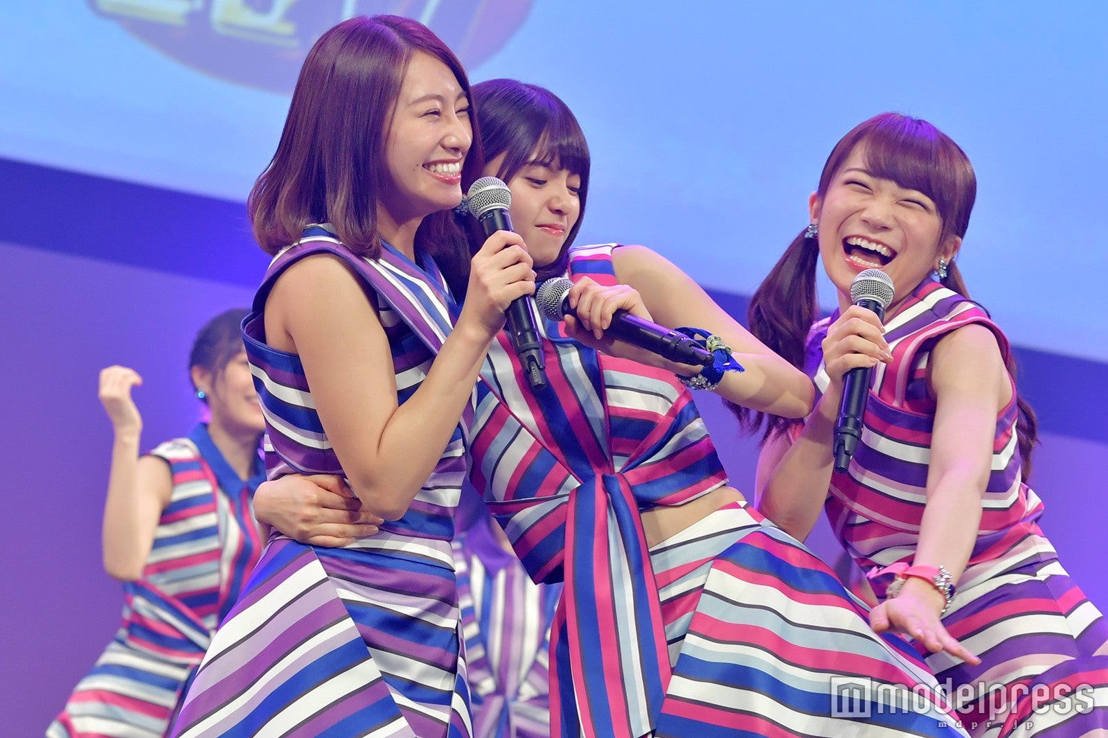 この直前にちょっかいを出してきていた秋元真夏を寄せ付けないようにする齋藤飛鳥（C）モデルプレス